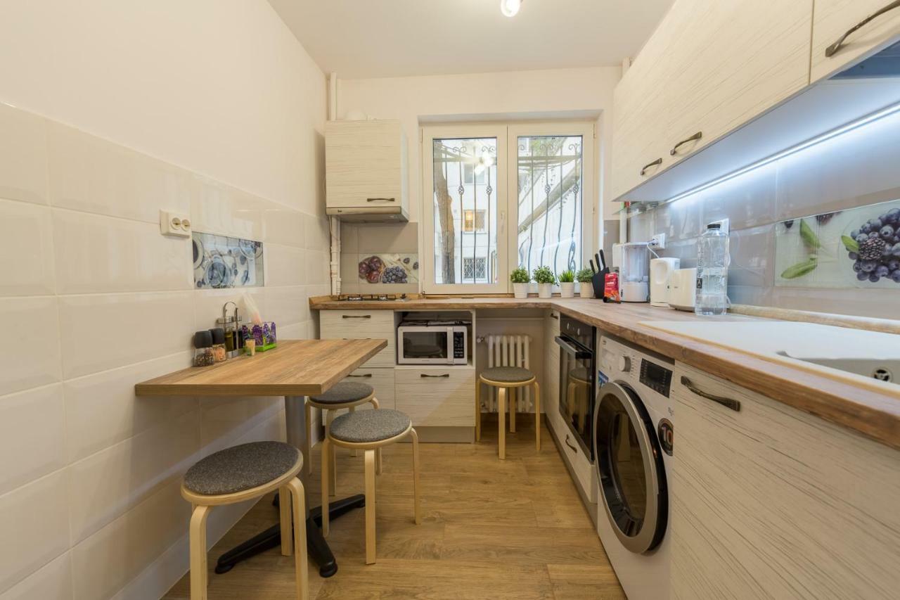 Central Stylish & Cozy One Bedroom Apartment - Adela Accommodation - Ideal For Long Stays Bucureşti Ngoại thất bức ảnh