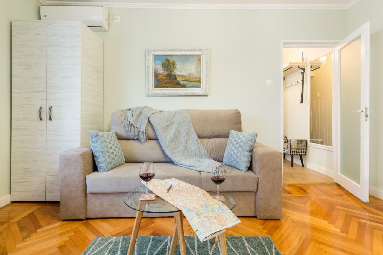 Central Stylish & Cozy One Bedroom Apartment - Adela Accommodation - Ideal For Long Stays Bucureşti Ngoại thất bức ảnh
