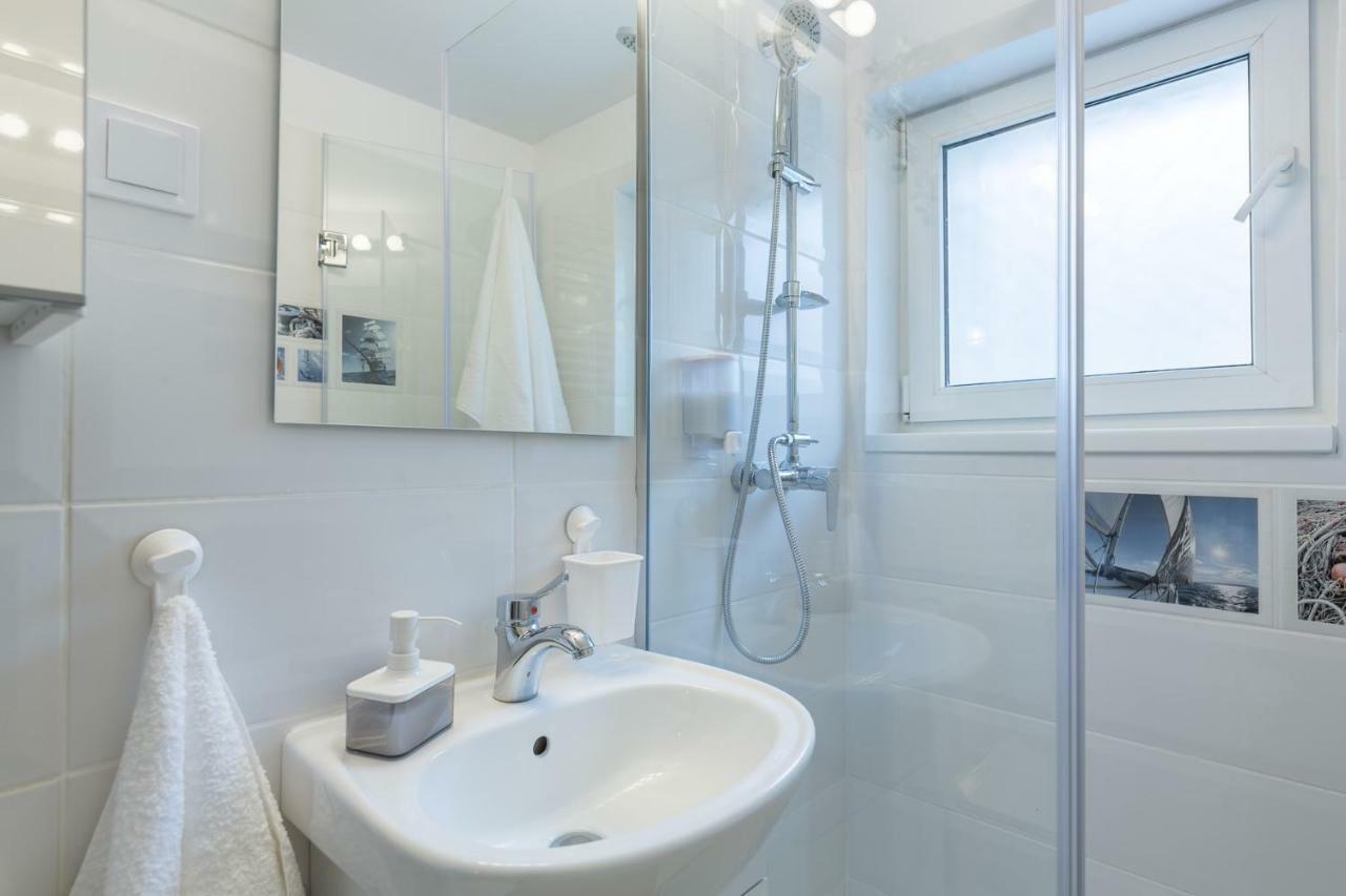 Central Stylish & Cozy One Bedroom Apartment - Adela Accommodation - Ideal For Long Stays Bucureşti Ngoại thất bức ảnh