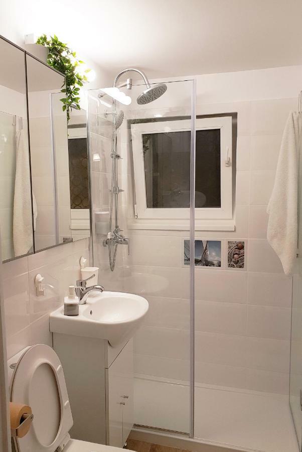 Central Stylish & Cozy One Bedroom Apartment - Adela Accommodation - Ideal For Long Stays Bucureşti Ngoại thất bức ảnh